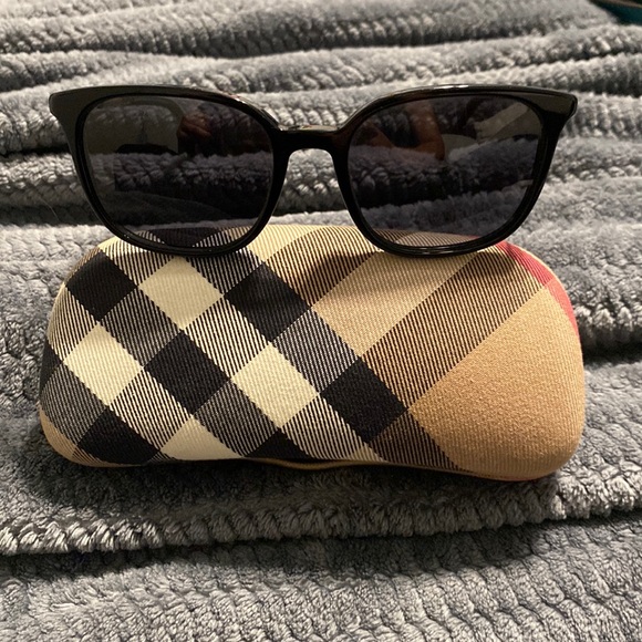 Burberry sunglasses (black) - Picture 1 of 3